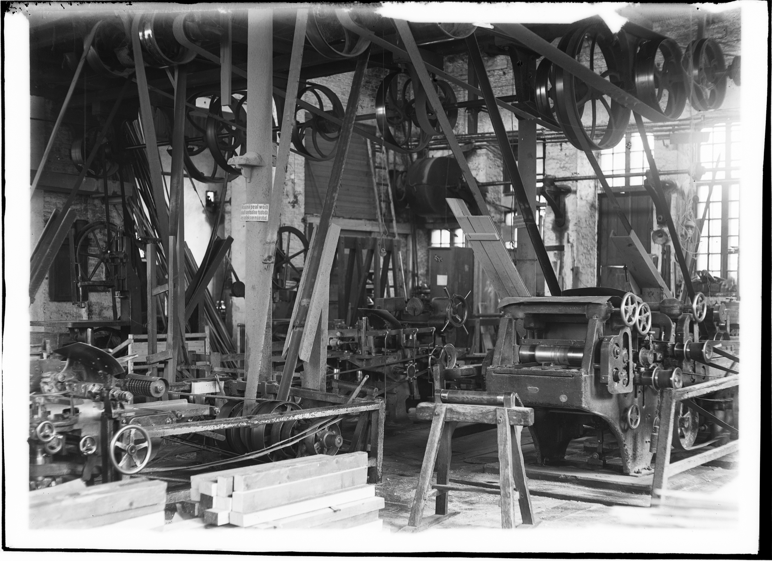 Raudtee peatehase interjöör 1919. aastal. Masinaid ja tööpinke käitavad rihma-võllajami süsteem. Foto: Ajaloomuuseum