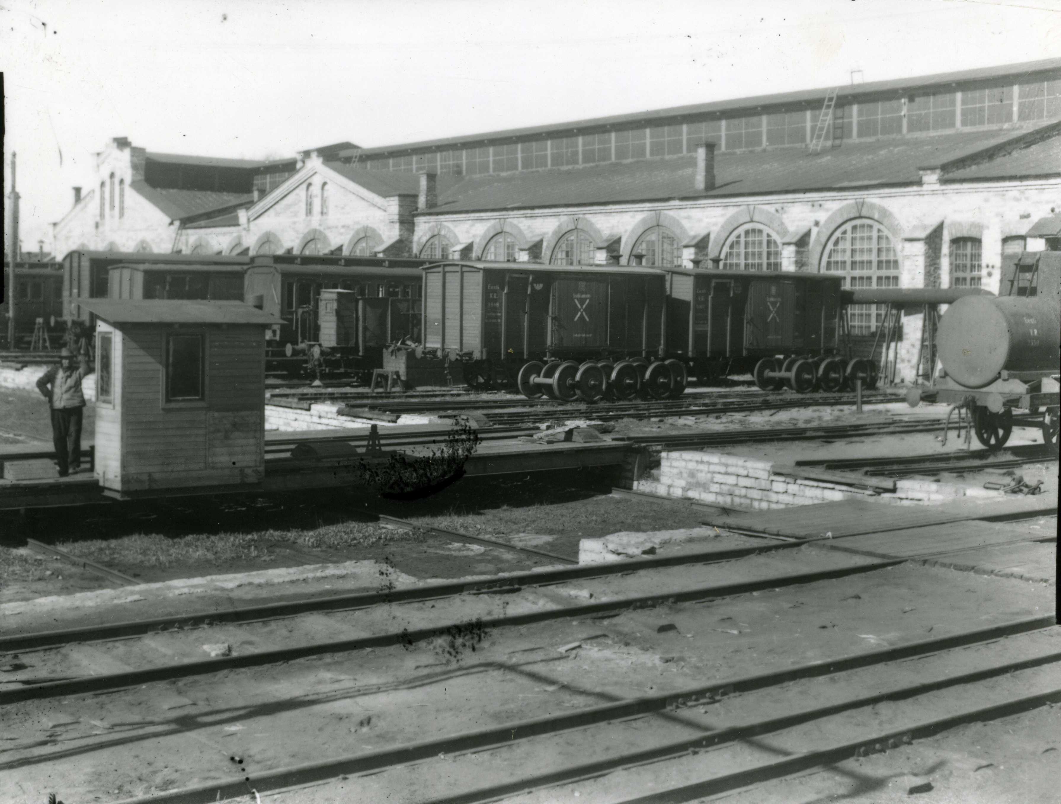 Raudtee Peatehaste vagunitöökoja edelafassaad 1920.-1930. aastatel. Esiplaanil vagunite rööbastega paigutuslava. Foto Raudteemuuseum