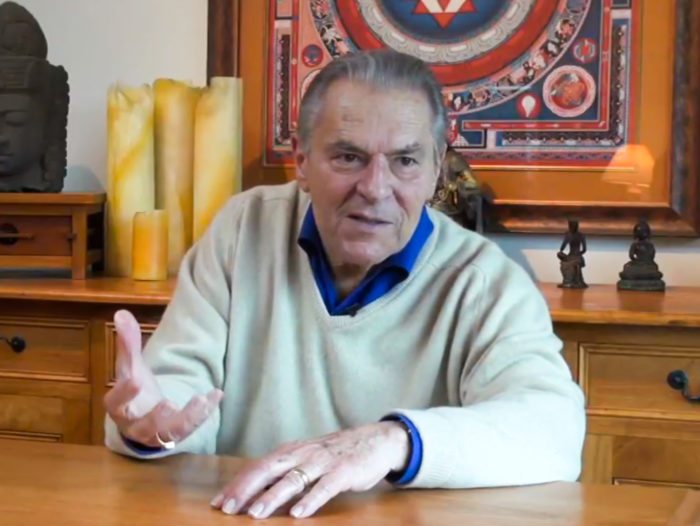 Stanislav Grof intervjuul Terje Toomistuga Mill Valleys San Francisco lähistel. Kaader videosalvestisest, operaator Tõnis Liivamägi