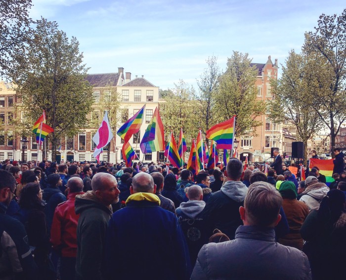 Amsterdamis kogunesid 19. aprillil tuhanded inimesed, et protestida Tšetšeenias toimuva vastu. Foto: @amsterdampride / Twitter