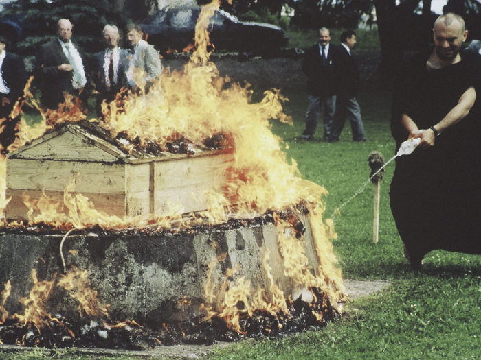 Jaan Toomik, Raoul Kurvitz & Jaan Paavle
Performance 19.06.1998 Eesti Pangale kuuluvas Maardu mõisas. Foto: Kunstnike loal