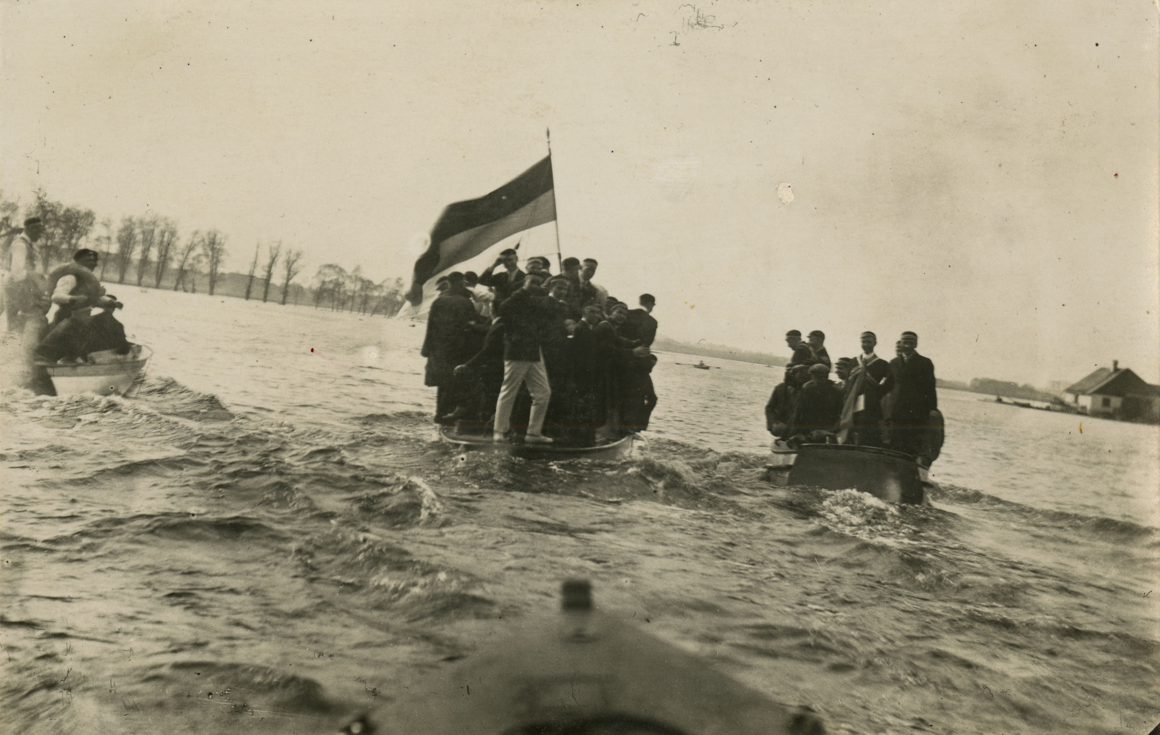 Ugala liikmed 1926. aasta kevadkommersi ajal Emajõel. Foto: korp! Ugala arhiiv