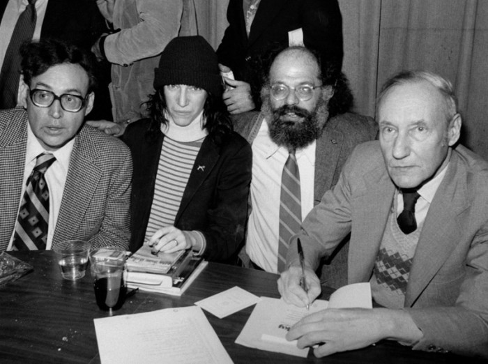 Film „Onu Howard” kihiseb New Yorgi kunstimaailma tegelastest, kelle hulgas näiteks (paremalt) William S. Burroughs, Allen Ginsberg ja Patti Smith. Foto: Wikipedia