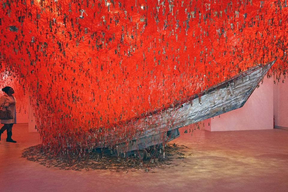 Chiharu Shiota installatsioon „Võtmed käes” („The Key in the Hand”, kuraator Hitoshi Nakano). Foto: Jean-Pierre Dalbéra (Flickr)