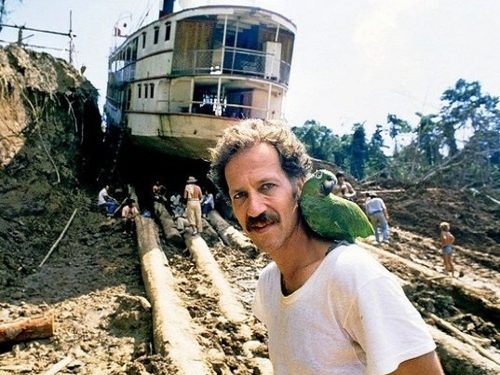 Werner Herzog filmi „Fitzcarraldo” võtetel Peruus, kus režissöör andis käsu vedada 320-tonnine laev üle džunglis asunud mäe. Kaader filmist  „Unistuste koorem”