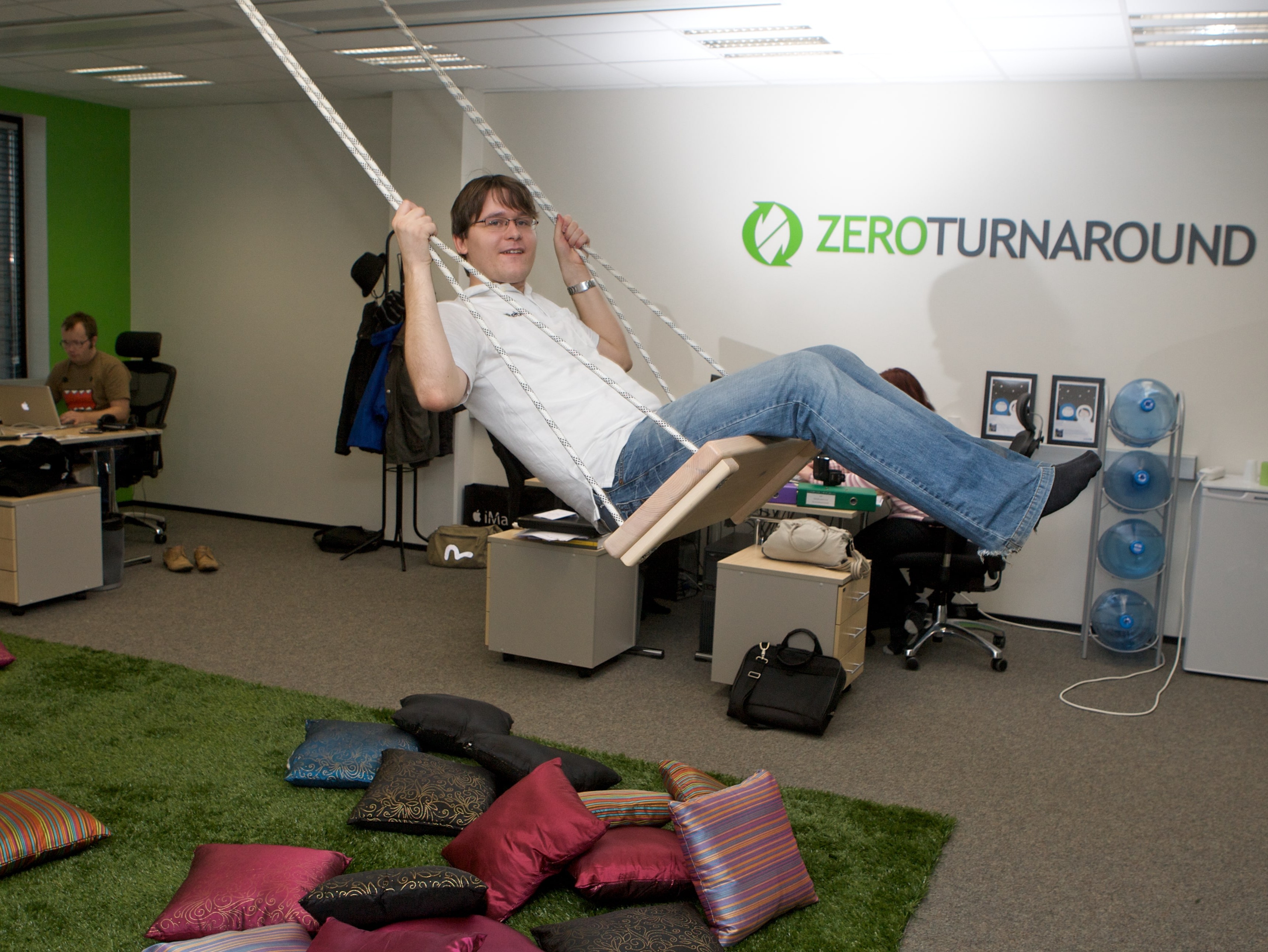 ZeroTurnaroundi asutaja Jevgeni Kabanov 2010. aastal ettevõtte Tartu kontoris. Foto: Aldo Luud / Scanpix