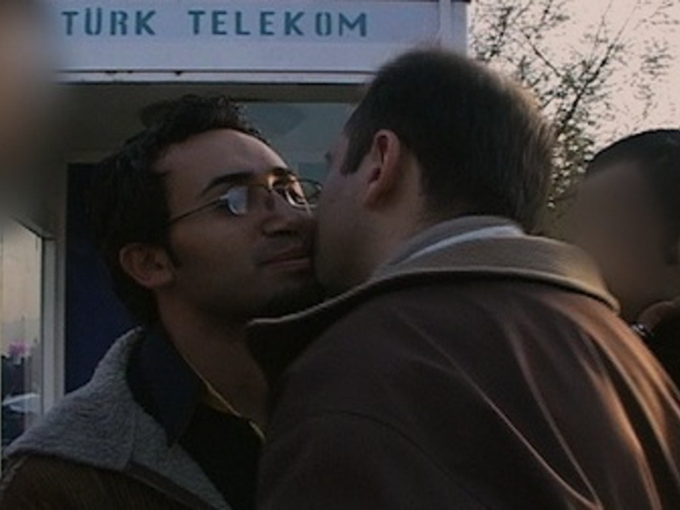 Mõrumagus hetk Iraani pagulaste vahel filmis „A Jihad for Love" (Parvez Sharma, 2007). Kaader filmist
