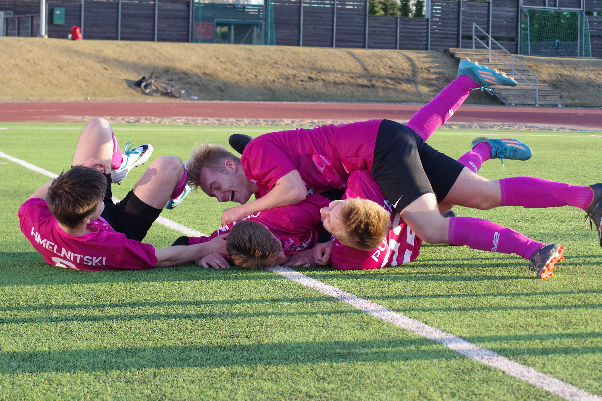 FC Maksatranspordi võiduväravale järgnev külakuhi on nagu päris. Foto: Terli Rüütli