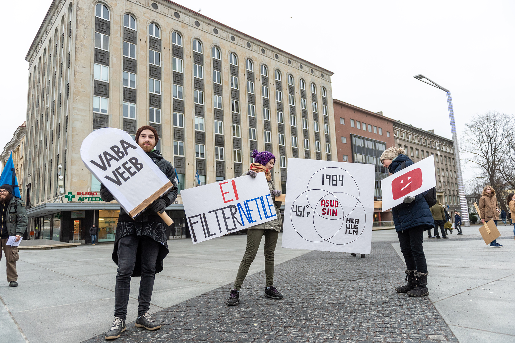 23. aprillil tulid internetiaktivistid üle Euroopa tänavatele, et autoriõiguste direktiivi vastu meelt avaldada. Tallinna Vabaduse väljakule kogunenud protestijate pingutused jäid siiski hüüdjaks hääleks kõrbes ja nüüdseks on direktiiv vastu võetud. Foto: Remp Tõnismäe / Postimees