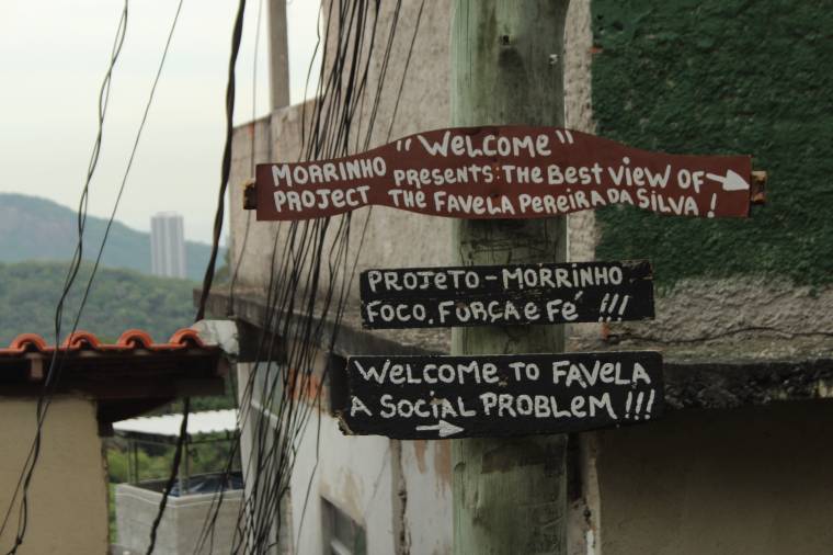 Pereira da Silva kogukond tervitab külastajaid väikese torkega – üldsus kipub favela’t nägema probleemi, mitte lahendusena. Foto: Ann Ideon