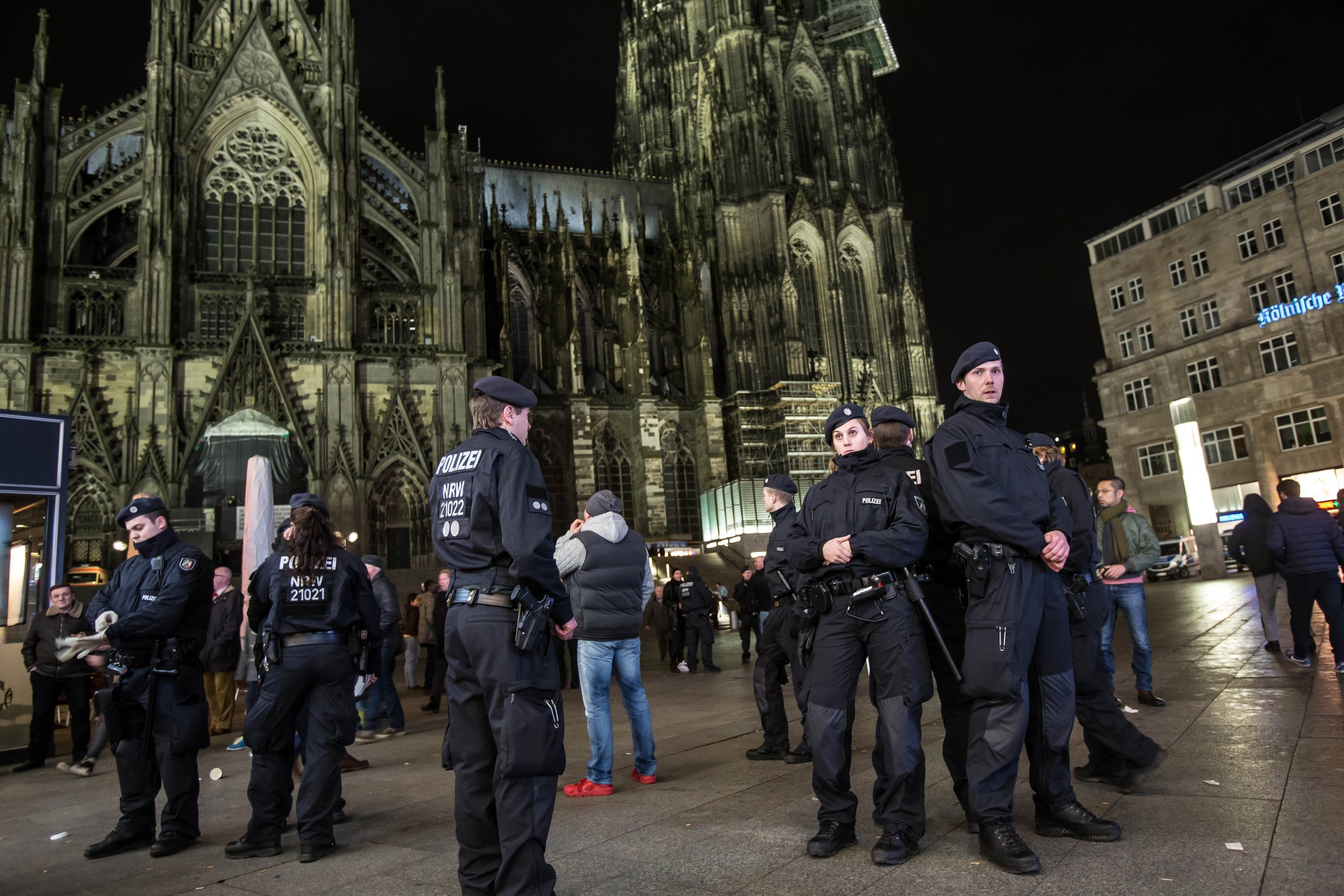 Politseinikud Kölni katedraali ees. 