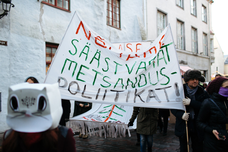 Kodanikud 2016. aasta detsembris metsaseaduse vastu piketeerimas. Foto: Priit Mürk