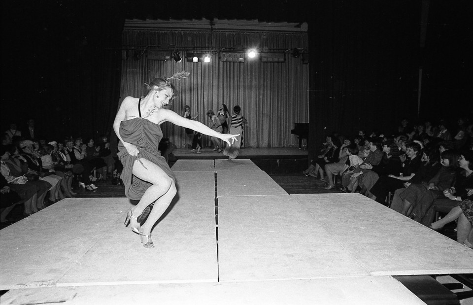 Modell Kaja Glikman (Vendla) Hilja Tüüri kollektsioonis (1982). Foto: Margus Haavamägi 