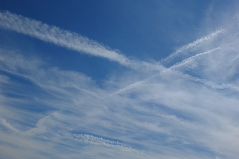 Keemiasabad taevas, mis arvatakse olevat lennukitelt kemikaalide pritsimist näiteks kliimaga manipuleerimiseks. Foto: Wikimedia vabakasutus
