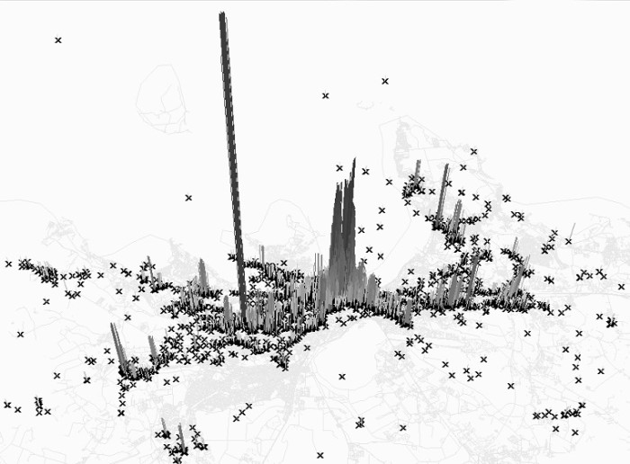 Sotsiaalmeedia. Projekt tegeles Tallinna vaimse seisundi kaardistamisega, kasutades selleks sotsiaalmeedias pillutud spontaanseid kommentaare, millele oli lisatud geograafiline silt. 11 000 novembrikuus Tallinnas postitatud säutsu põhjal selgitati välja need kohad linnas, mis olid digitaalsetest sõnumitest kõige rohkem küllastunud. Erinevate tekstides esinevate sõnade alusel jaotati eneseväljendused vastavatesse kategooriatesse. Diagrammidel on toodud lisaks kõigile kogutud asukohtadele (vasakul) välja ka armastust (keskel) ning viha (paremal) väljendavate sõnumite paiknemine. Autor: Merilin Kaup