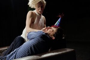 Bloody Mary &auml;ratab peegelpildi