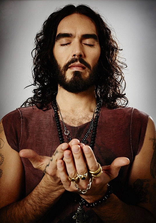 Koomik ja näitleja Russell Brand esineb ülemaailmse komöödiatuuri raames Tallinnas