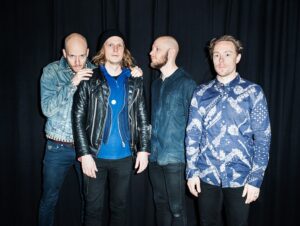 Soome alternatiivrokitäht Lapko raputab koos bussitäie fännidega Tartut