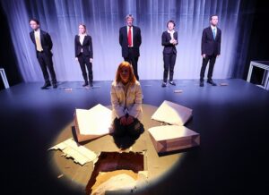 Tallinna Linnateatris esietendub majanduse ja isikliku elu p&otilde;imumisest k&otilde;nelev &bdquo;Armastus ja raha&rdquo;