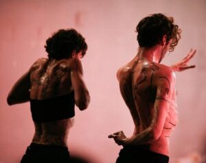 F&uuml;&uuml;silise teatri koorekiht kevadises Prahas