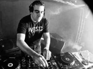 Homme esineb Von Krahlis meloodilise trummi ja bassi üks võtmefiguure Blu Mar Ten