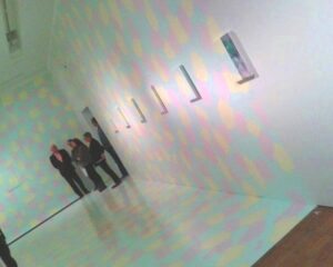 Kumu näitusel „Merike Estna ja mina kui maal” ühineb maal ruumiga (täiendatud pildigaleriiga avamiselt!)