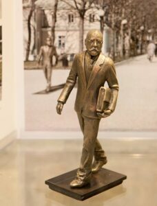 Rahvusraamatukogus näeb Jaan Poska mälestusmärgi ideekonkursi töid