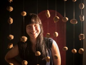 Kunst, mis õpetab kaldus olekuga harjuma. Intervjuu Rebeka Põldsamiga