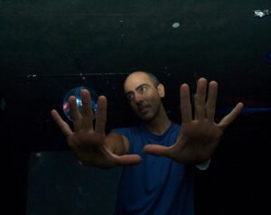 Mustas Puudlis astub üles legendaarse The Lofti peosarja üks korraldajaid Hugh Herrera