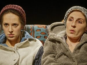 Von Krahlis esietendub Riina Maidre ja Inga Saluranna minimalistlik sõnalavastus „Hei, õeke”