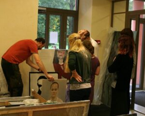 Avati Tartu noore kunsti oksjoni näitus