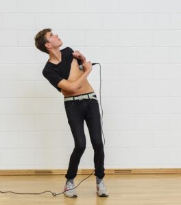 Esietendub Henri Hüti soololavastus „Rhythm is a Dancer”