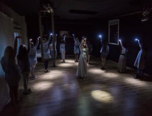 Polygoni Stuudio õpilased loevad Juhan Viidingu ja Tõnis Rätsepa näidendit „Olevused”