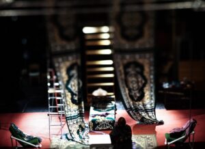 Tartu Uues Teatris esietendub täna fotograaf Gabriela Liivamägi debüütlavastus „Selgroogupidikoos”