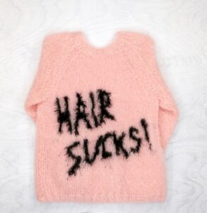 Jaanus Samma püüdis linnaruumist leitud kritseldused ja grafitid kampsuneisse