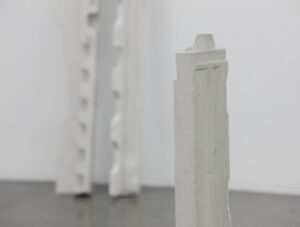 Kaasaegne läti skulptuur Hobusepea galeriis