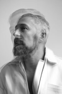 Parfümeer, kes pudeldab lillelõhna asemel pahesid