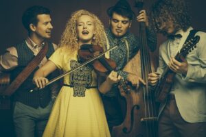 Curly Stringsi uus video sünnib rahva kaasabil Tartu lauluväljakul