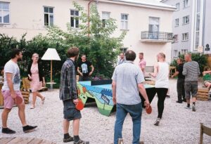 Pinksiklubi Uues Õues: vihisevad reketid ja keerlevad plaadid