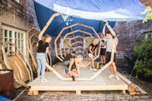 EKA tudengid ehitavad RMK metsa kõlakojad