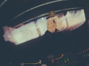 Studios jätkub paukuva põrandaaluse tantsumusa sari Goodness