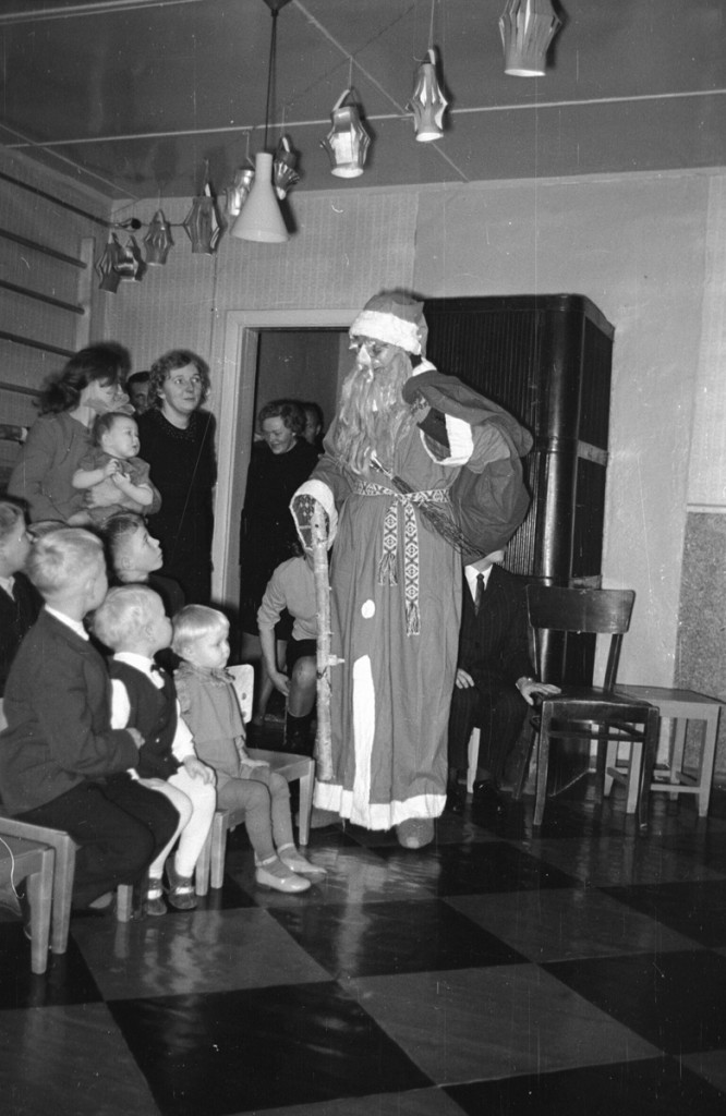 ERM Fk 2834:1435 Näärivana lasteaia nääripeol 1960. aastate lõpul. Foto: Agnes Tõldsepp.