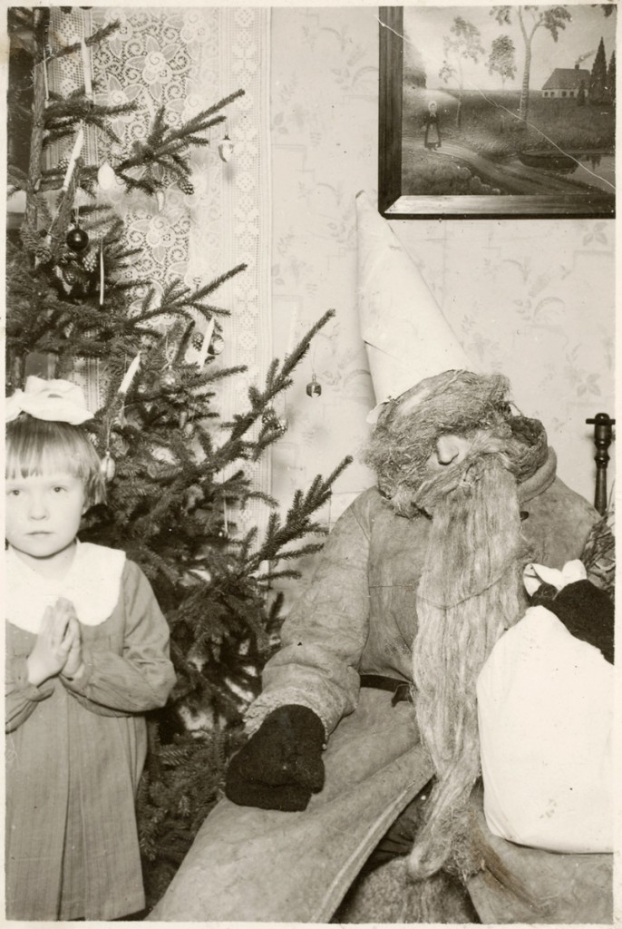 ERM Fk 2871:2 Jõulud Narvas 1930. aastate lõpul, Aime jõuluvanaga. Fotograaf teadmata.