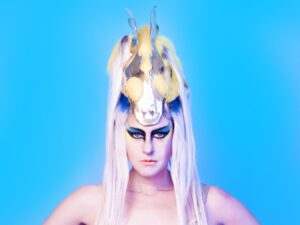 Seksuaalse elektropopi ema Peaches homme Punases Majas