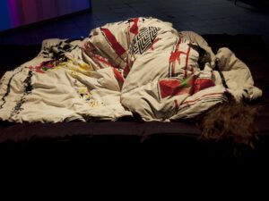 Kraamis on avatud Hello Upani, Liisi Eelmaa ja Killu Sukmiti näitus „Ball ja küpsis”