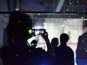 Peol IN I OUT kohtuvad silent disco ja etenduskunst