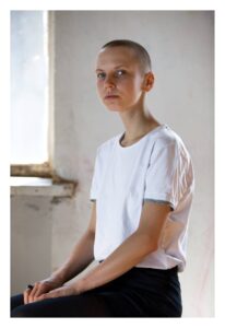 Annika Haasi fotonäitus „Appi, kiilakas naine!” lõppeb performance’iga