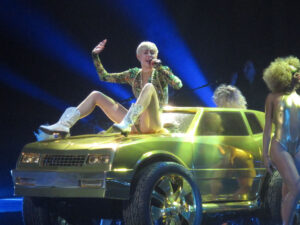 Seks tühja õllepurgiga