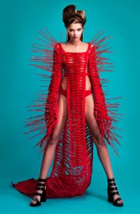 Anatoomiliselt veider ja s&otilde;jakas maailm moedisaini n&auml;itusel &bdquo;PULSS&rdquo;