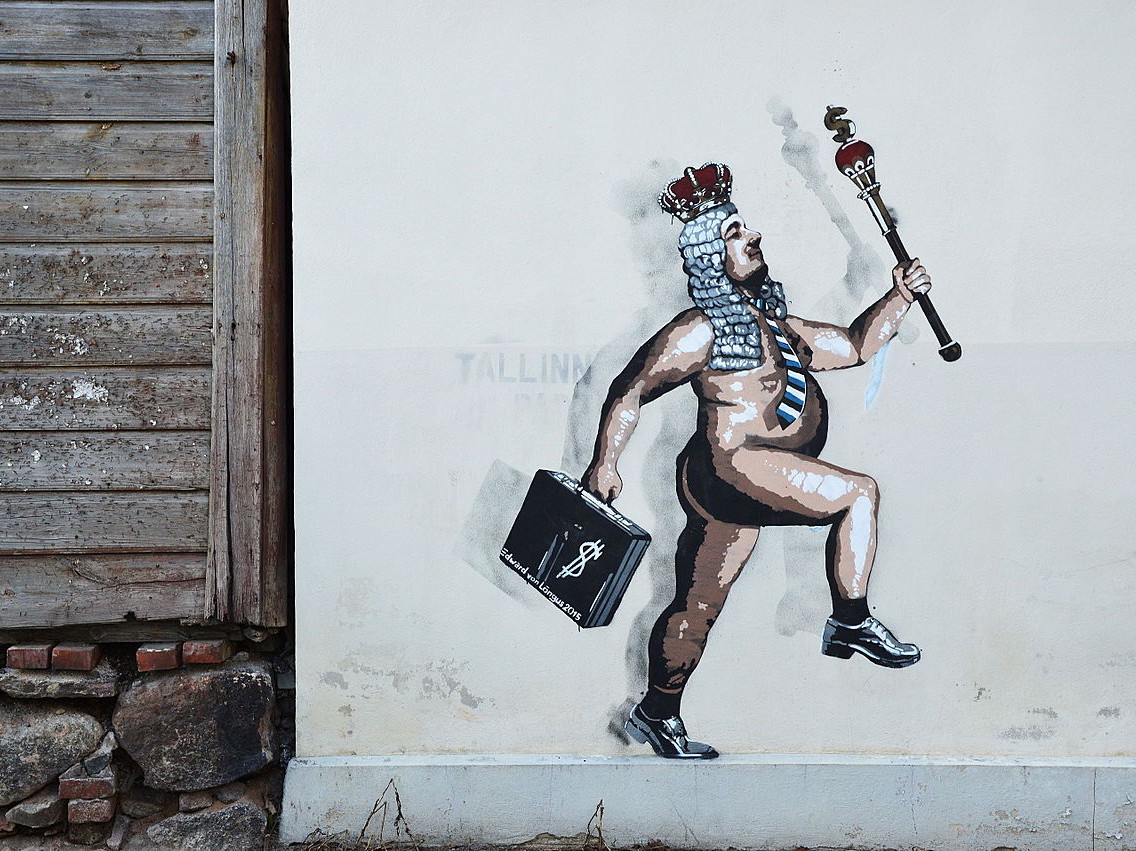 Edward von Lõnguse teos  „Alasti keiser" (2015) Tartus. Sama teos pesti Tallinnas seinalt maha. Foto: Ivo Kruusamägi
